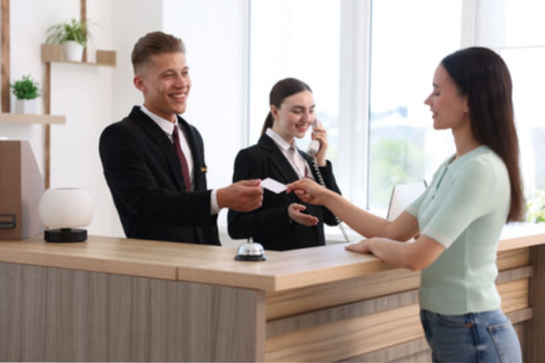 chica-dando-tarjeta-en-recepcion-de-hotel