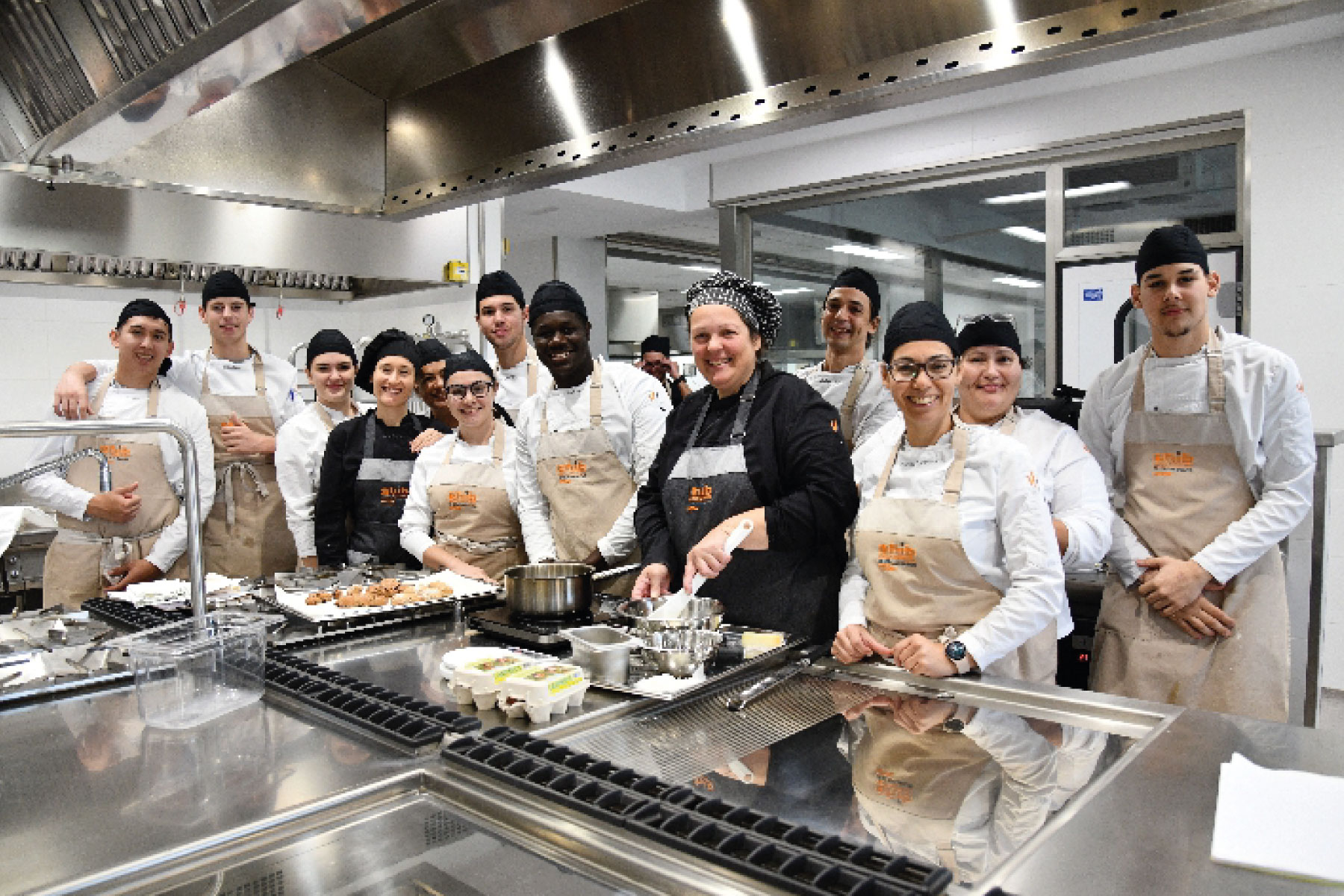 equipo-de-estudiantes-de-cocina-posan