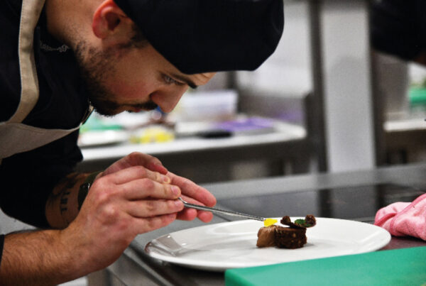 estudiante-cocinero-prepara-un-plato-gourmet