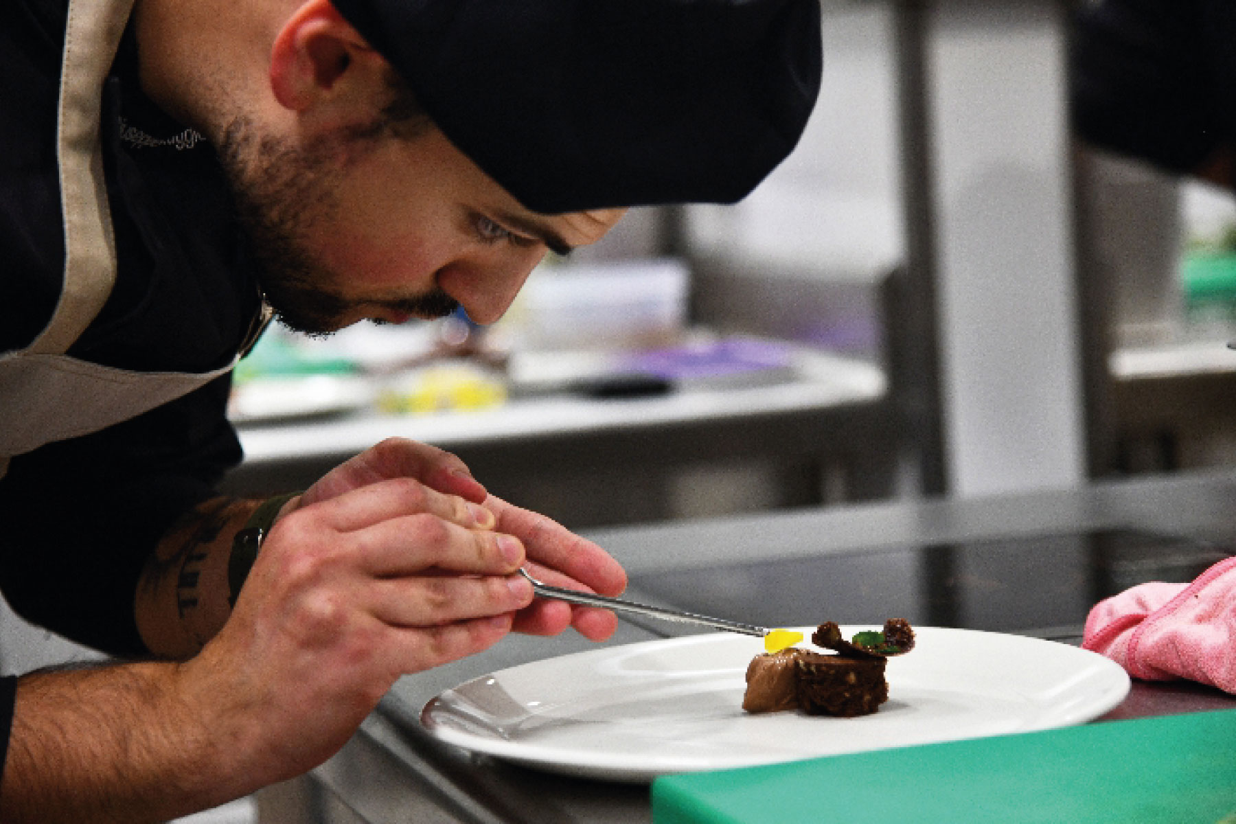 estudiante-cocinero-prepara-un-plato-gourmet