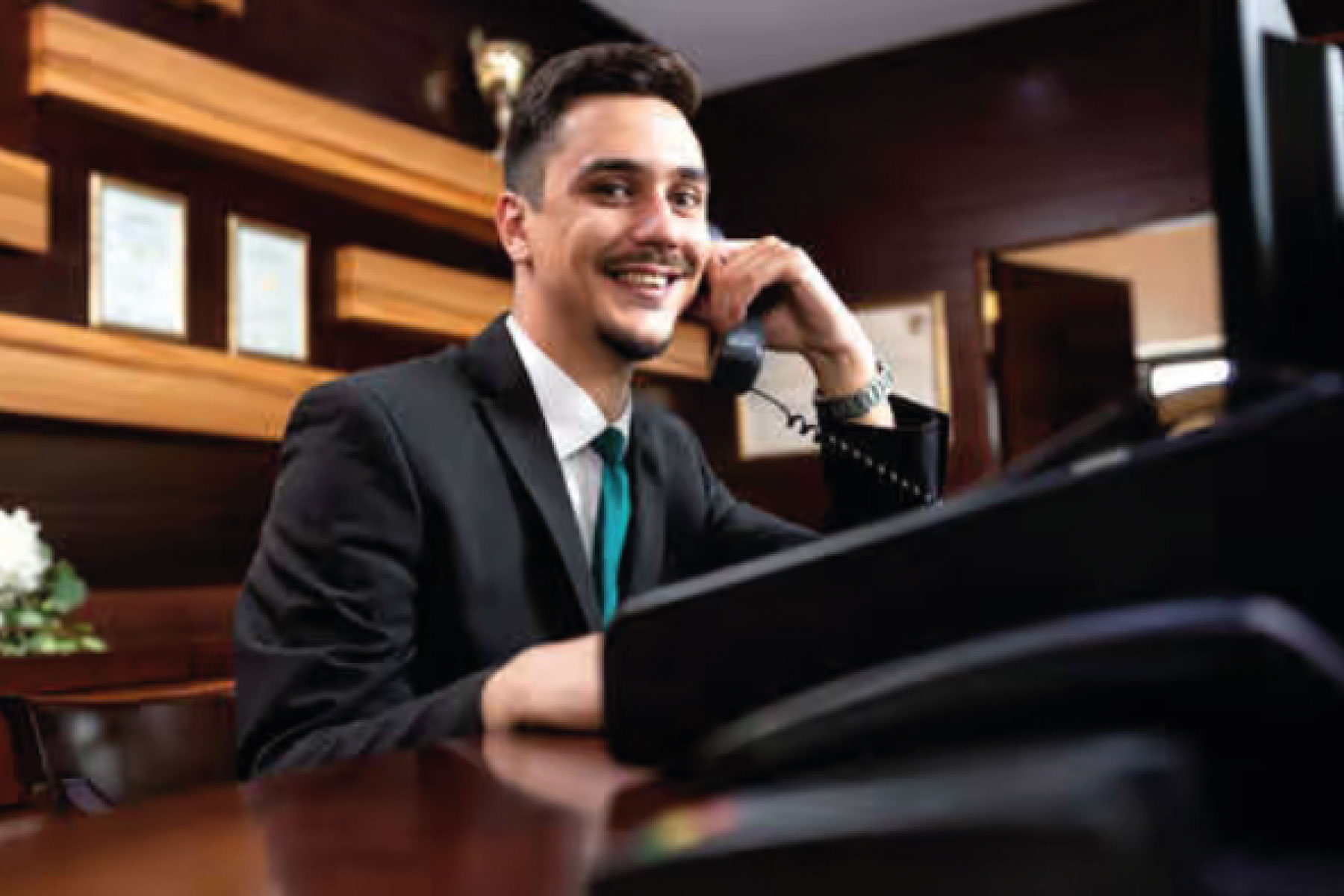 hombre-atiende-el-telefono